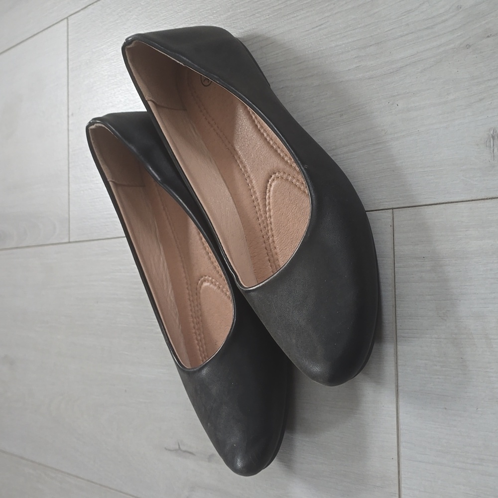 Classic Black Women's Flats - Picture 3 of 4